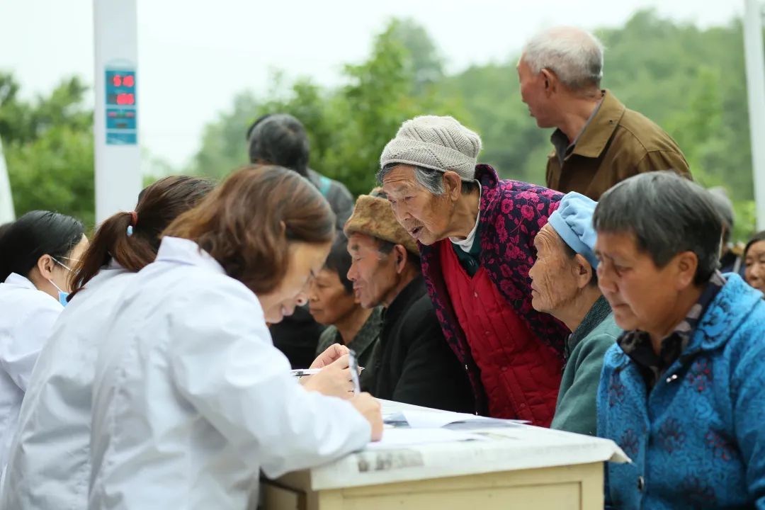 贵州省福泉市陆坪镇香坪村当地卫生院为60岁以上老年人进行健康体检.