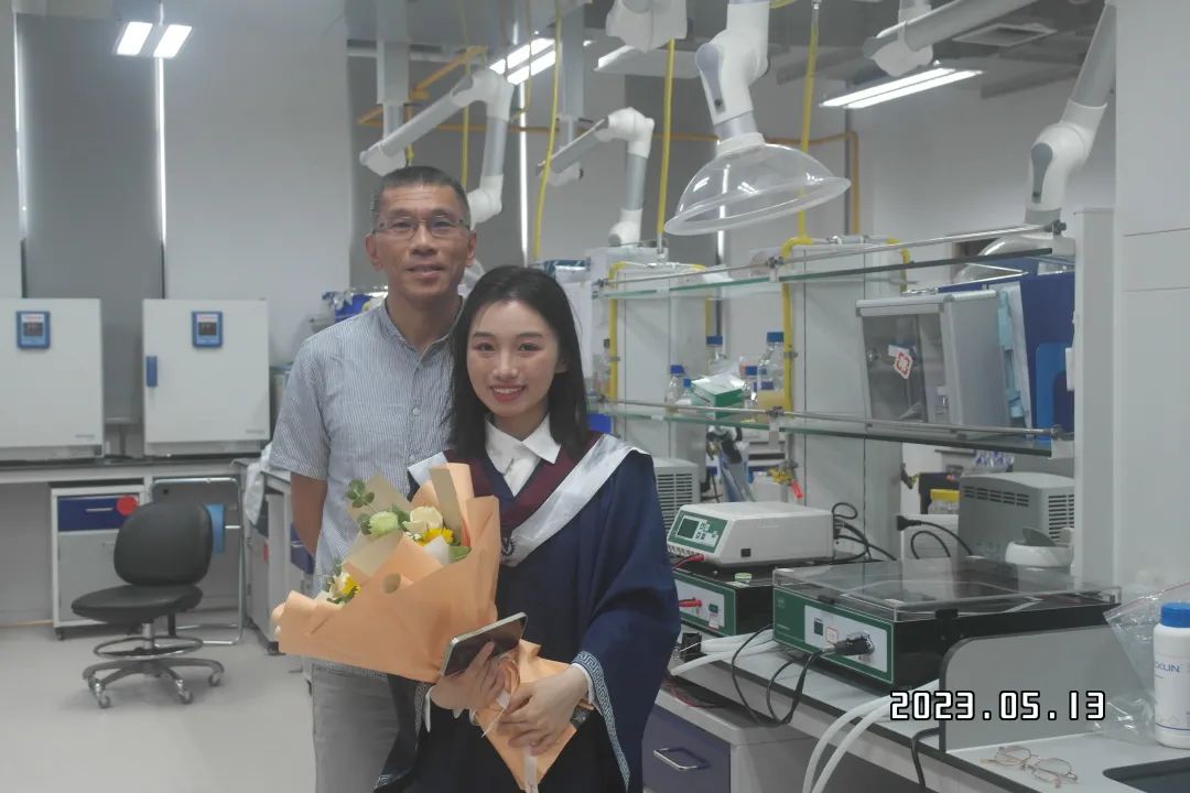 程雪莹(右)与梁嘉言教授合影