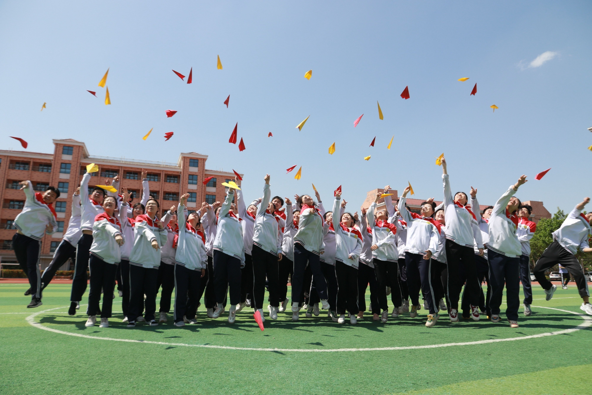 高三学生将写有梦想的纸飞机抛向空中.通讯员 李海涛 摄