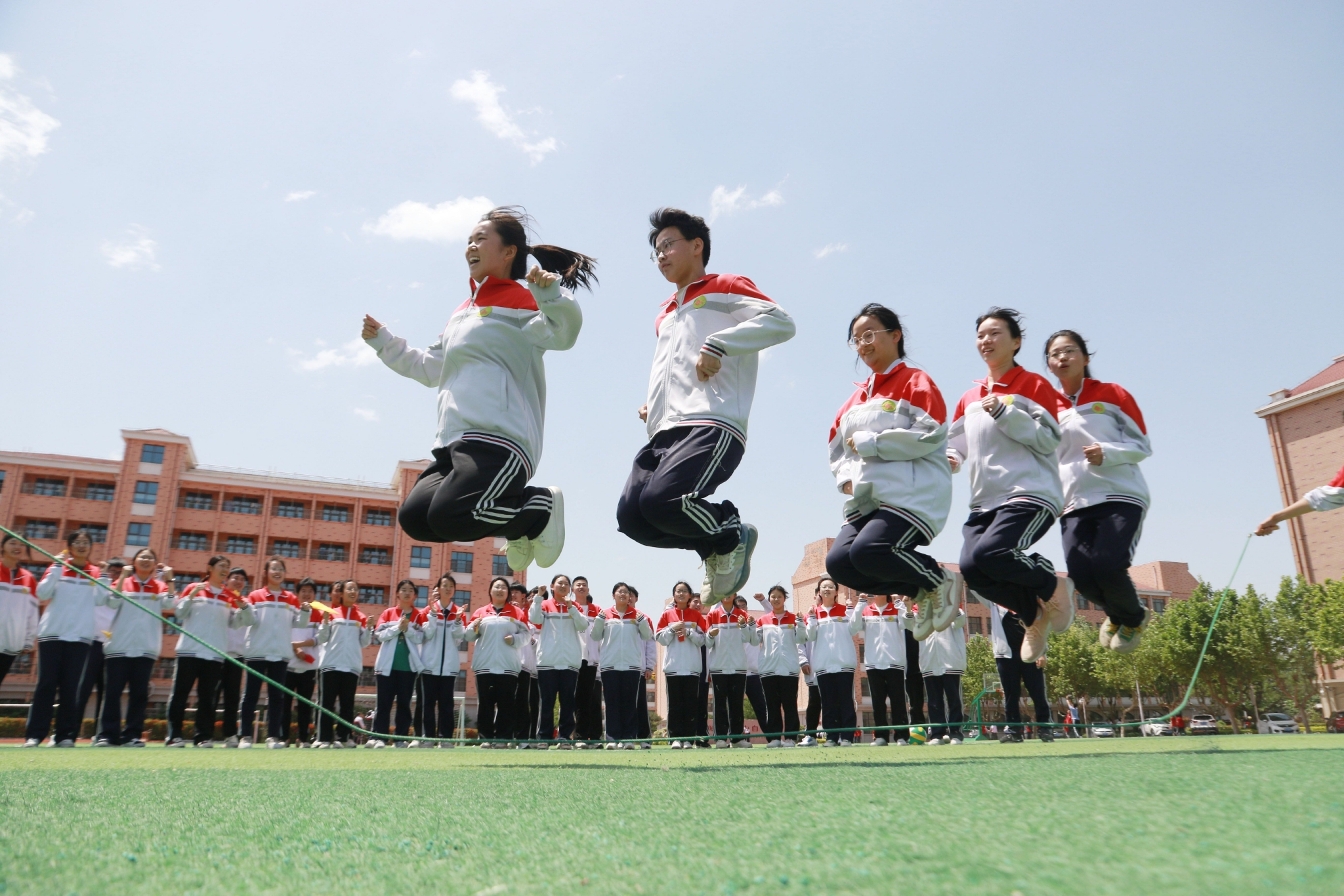 高三学生在操场上跳长绳.通讯员 李海涛 摄