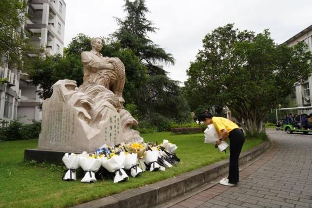 袁隆平院士逝世两周年 西南大学师生在袁隆平雕像前献花哀悼