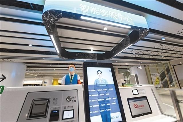 在深圳地铁黄木岗枢纽,工作人员在智能客服中心工作.