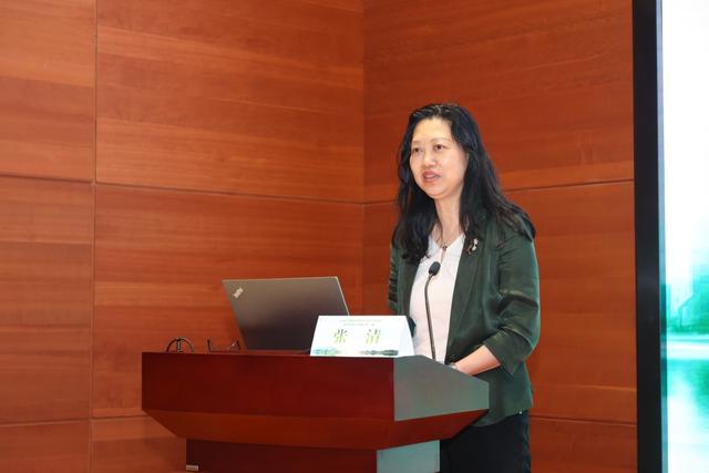 理事长,华山医院毛颖院长,抗生素研究所王明贵所长等领导做开场致辞