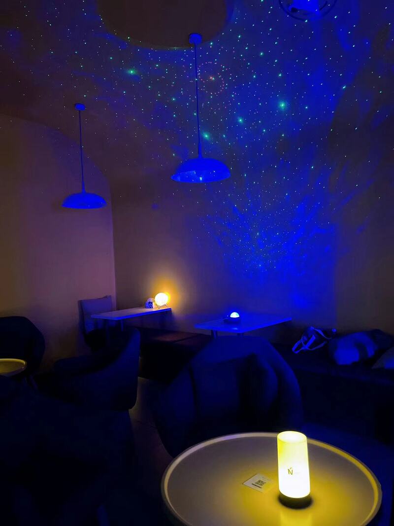 naonao森林咖啡室内的蓝色氛围灯.朱雅文 摄