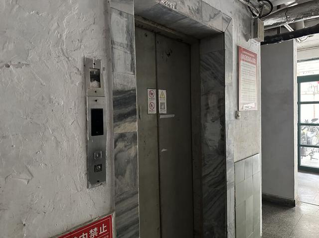闵行一小区电梯用了31年,花近一年才维修一部,申城"老龄电梯"之痛谁来