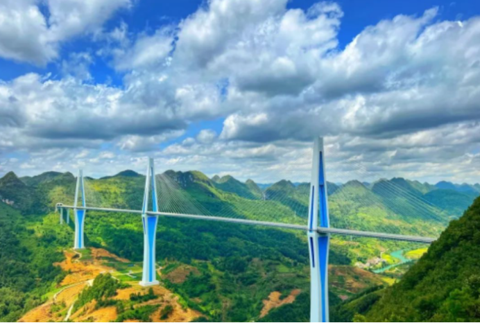 贵州省平塘县境内东北角约25公里处有一条蜿蜒曲折的槽渡河河谷上空