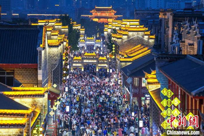 游客打卡襄阳北街感受流光溢彩的古城夜景. 杨东 摄