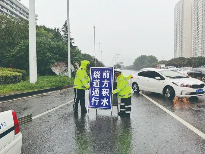 襄阳市多处国省道,县乡道路以及城区主要干道被积水淹没,部分路段道路