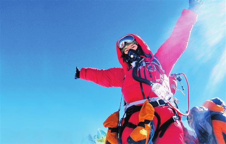 深圳登山爱好者陈芳攀登珠穆朗玛峰留影. 深圳市登山户外运动协会供图