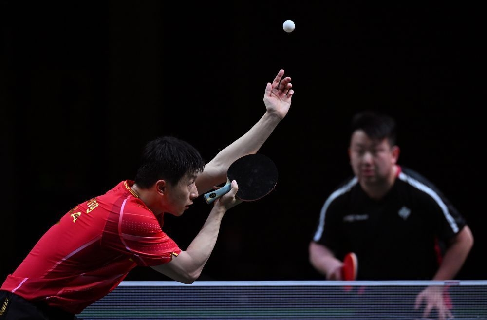 马龙(左)在比赛中发球.新华社记者 陶希夷 摄