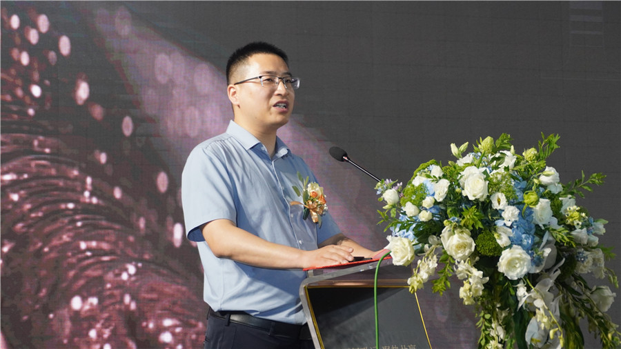 随后,龙尖斛公司法定代表人徐志成为大家开启了品牌发布.