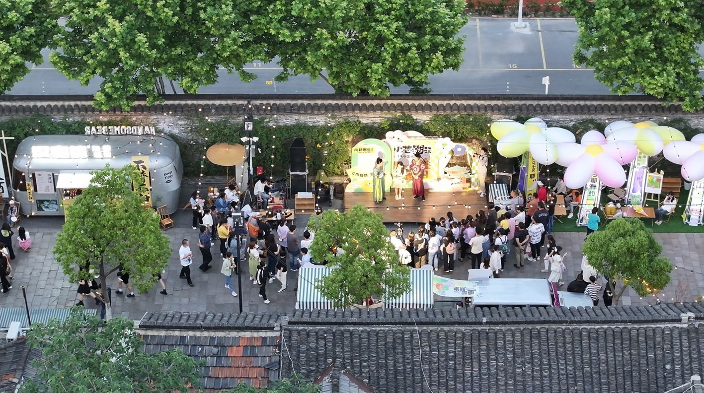 皮市街热闹的活动现场.受访者供图