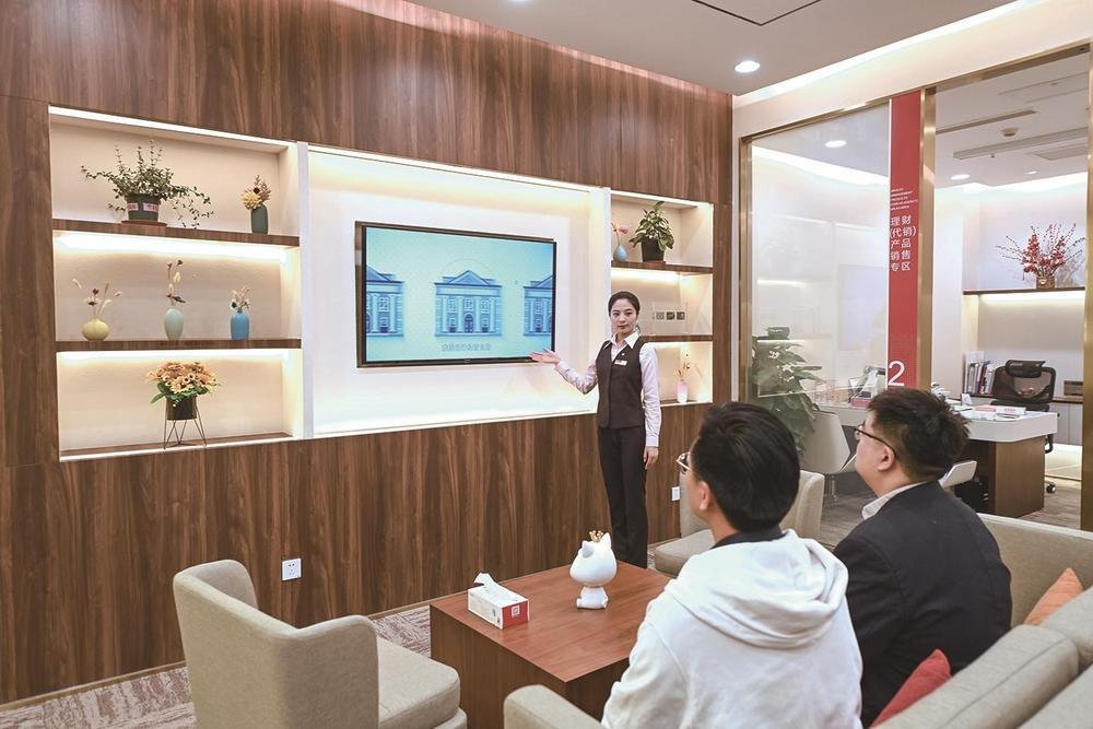 招商银行业务人员向大客户介绍金融产品. 本报记者 刘洪超 摄