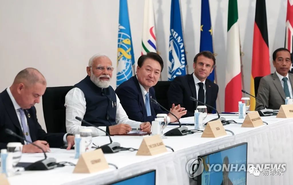 资料图片：5月20日，在日本广岛，韩国总统尹锡悦（左三）出席七国集团（G7）峰会扩大会议。韩联社/联合采访团