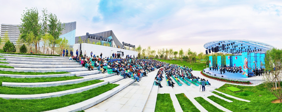 国家大剧院五月音乐节公益演出在副中心绿心露天剧场举办.