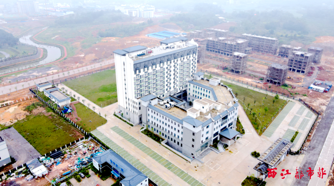 苍梧县中医医院大楼设计风格古色古香,和苍梧新县城的其他建筑相呼应.