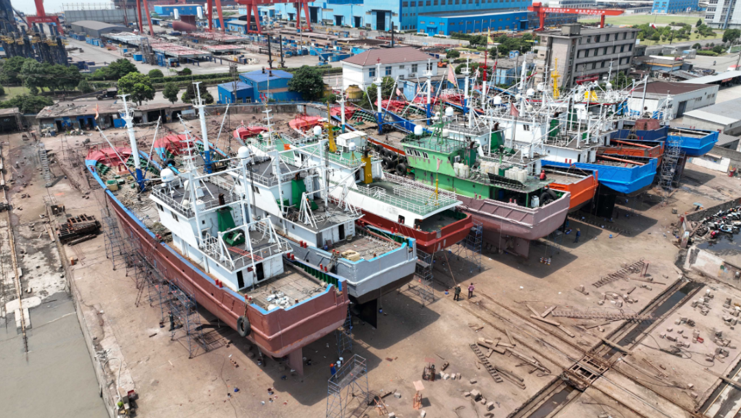 舟山一船厂船坞内渔船正在进行涂装施工(资料图)