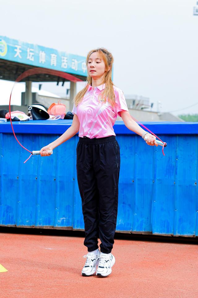 一名女选手参加30秒单摇跳绳. 主办方供图