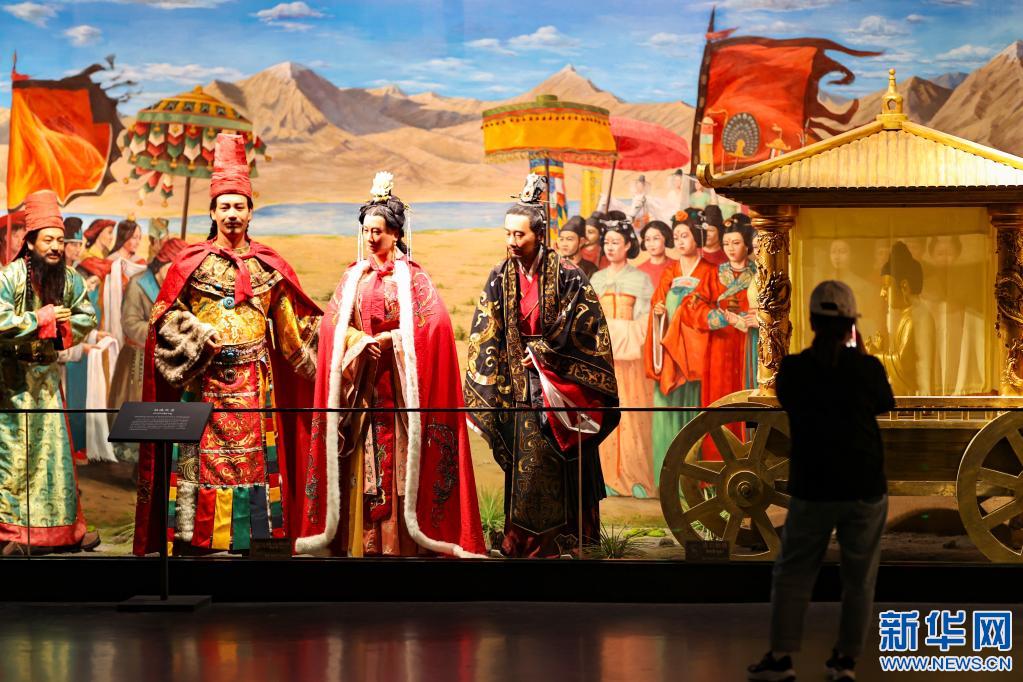 游客在西藏博物馆参观文成公主进藏场景展示(5月17日摄).