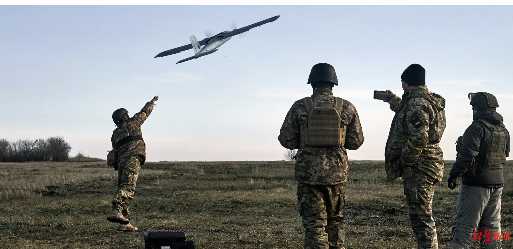 ↑乌军正在放飞一架无人机