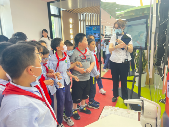 近日,长宁区北新泾第三小学学生来到数字长宁体验馆.&nbsp;长宁区供图