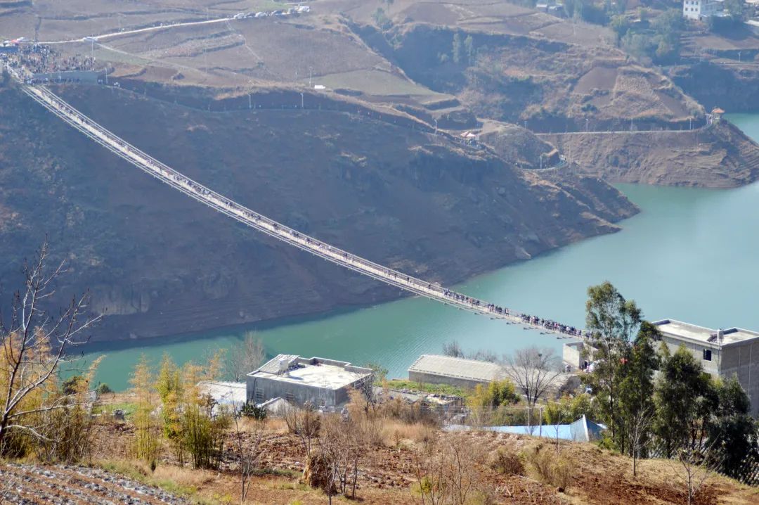 威宁自治县玉龙镇沙田社区索改人行桥.施蝶 摄