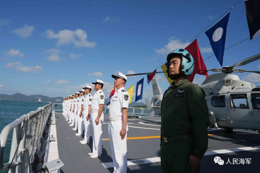 第16届兰卡威国际海事和航空展举行阅舰式 | 中国海军湛江舰位第一列