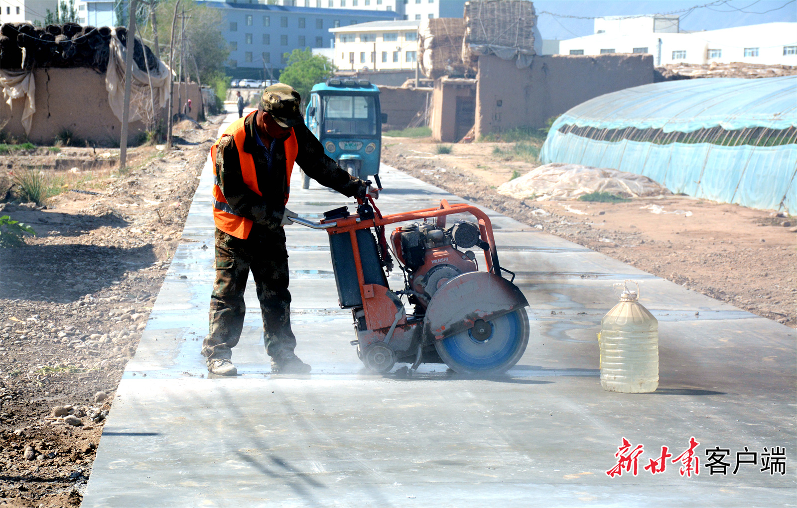 路面切缝作业.新甘肃·甘肃日报记者&nbsp;金奉乾摄