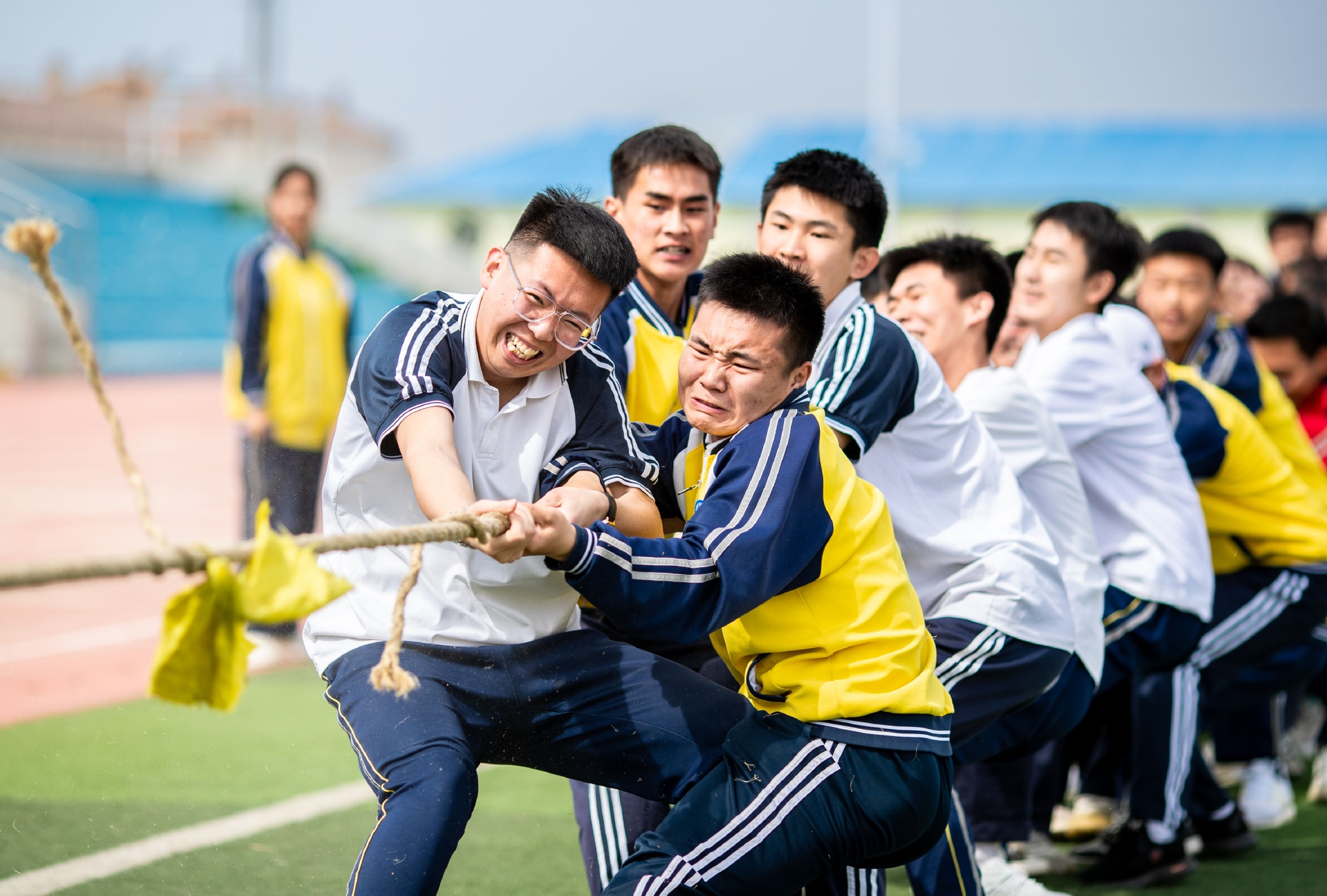 高三年级学生在进行拔河比赛.通讯员 丁根厚 摄