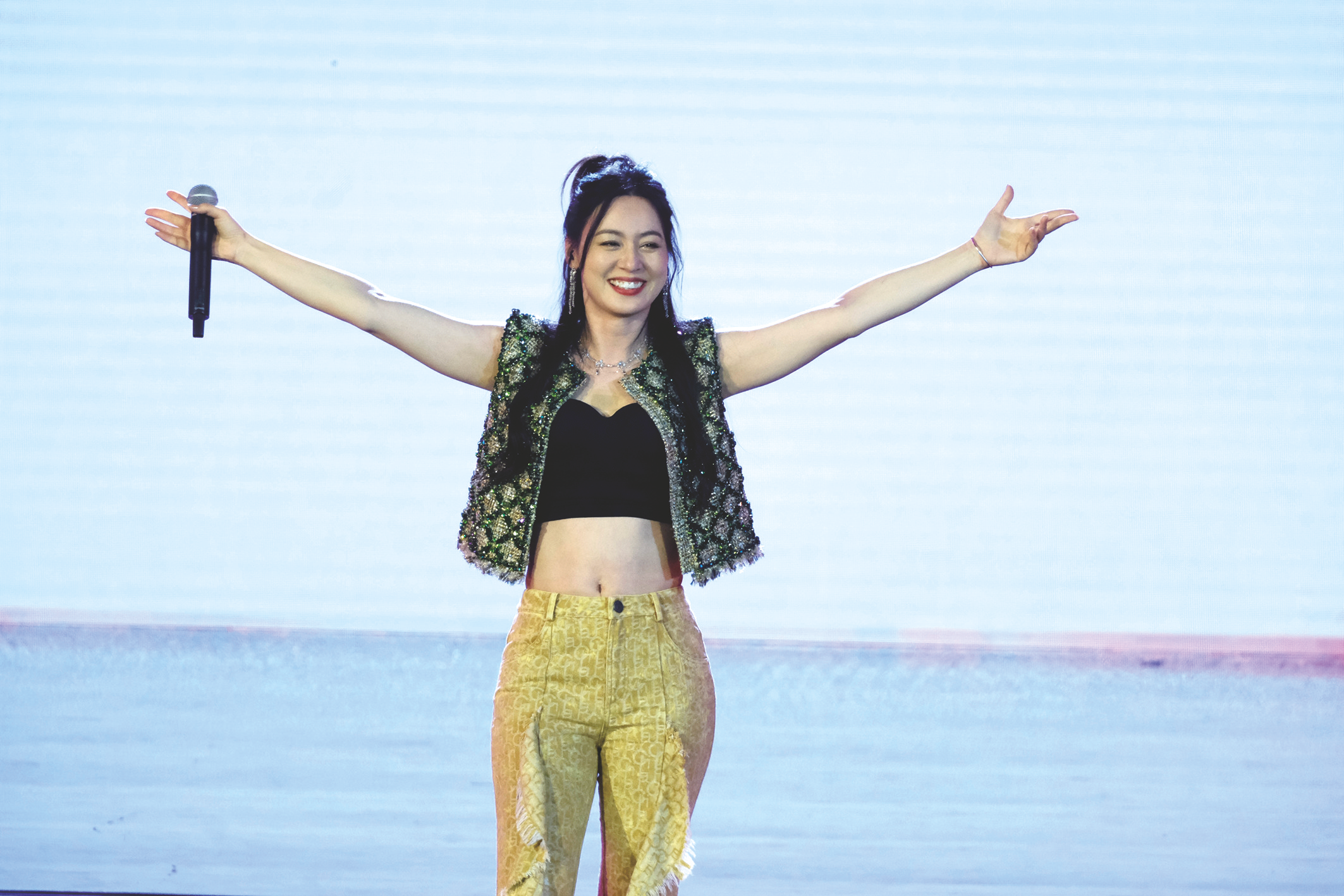 72知名歌手唐艺倾情演唱歌曲《熠熠的光》74 2022年《中国好声音