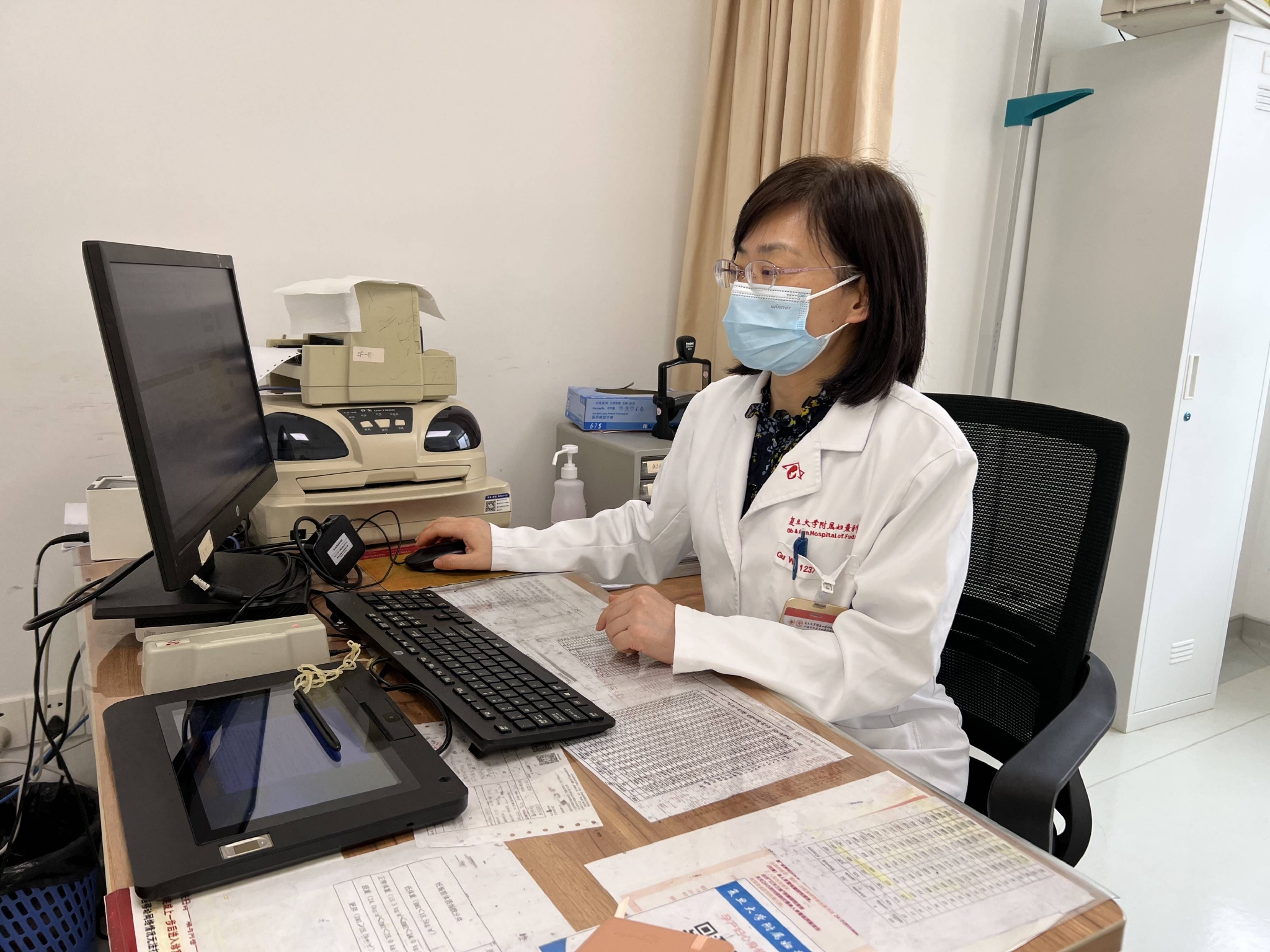 顾蔚蓉医生的产科门诊,她是复旦大学附属妇产科医院产儿科主任.