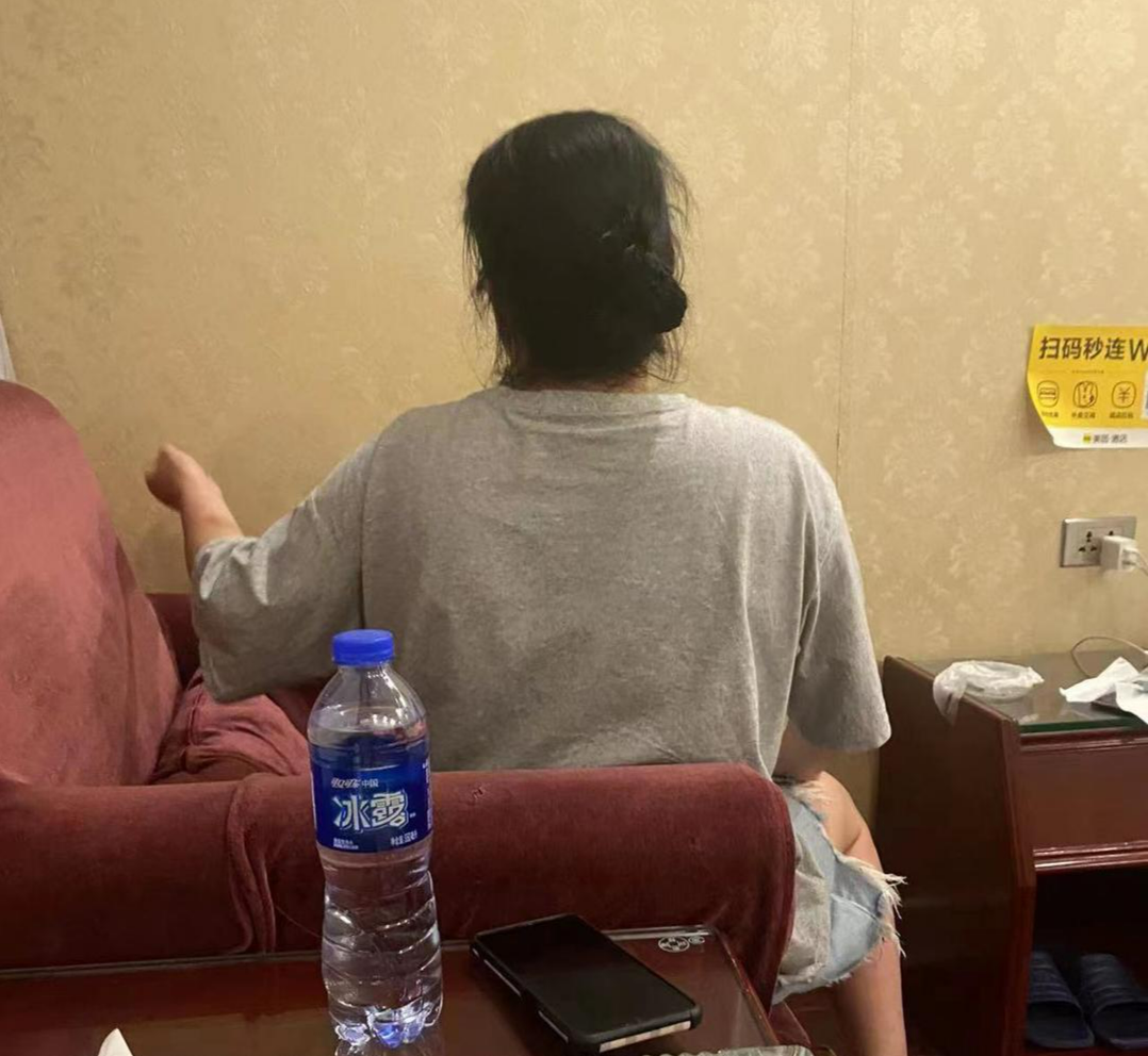 ↑5月22日，李驰明母亲向红星新闻讲述孩子的遭遇和成长历程