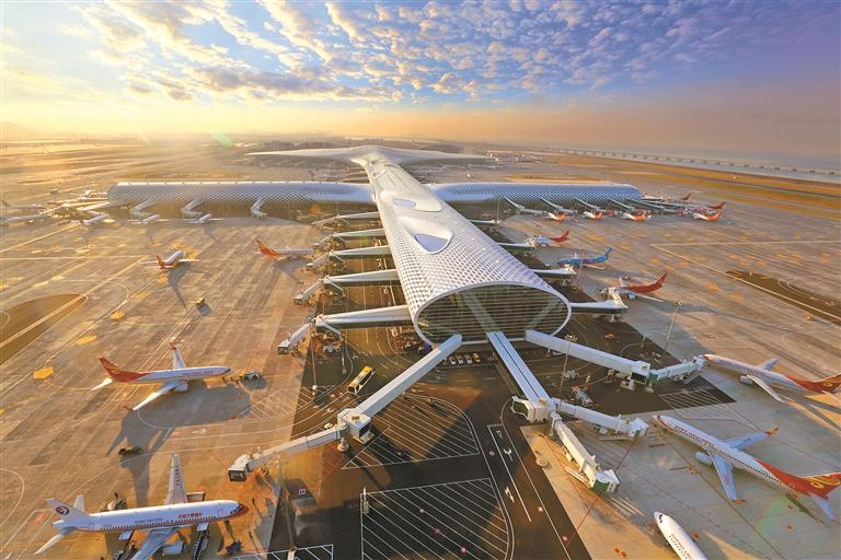 深圳机场t3航站楼沐浴在晨曦中. 深圳特区报记者 赖犁 摄