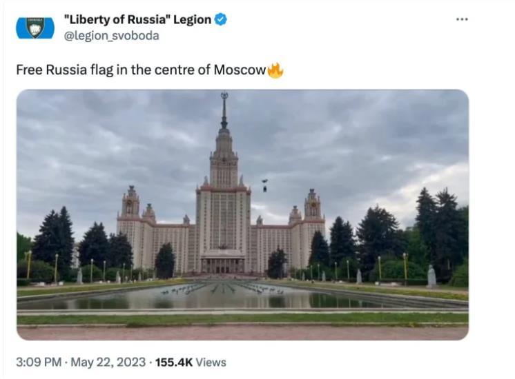 ↑莫斯科国立大学上空出现一个挂着俄反对派旗帜的气球