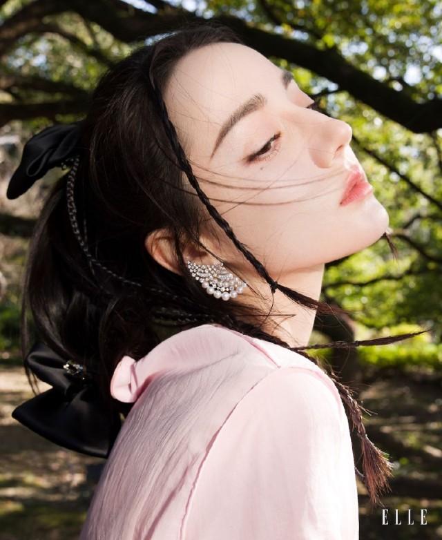 迪丽热巴最新大片释出 着黑色抹胸裙秀优越肩颈线_新浪财经_新浪网