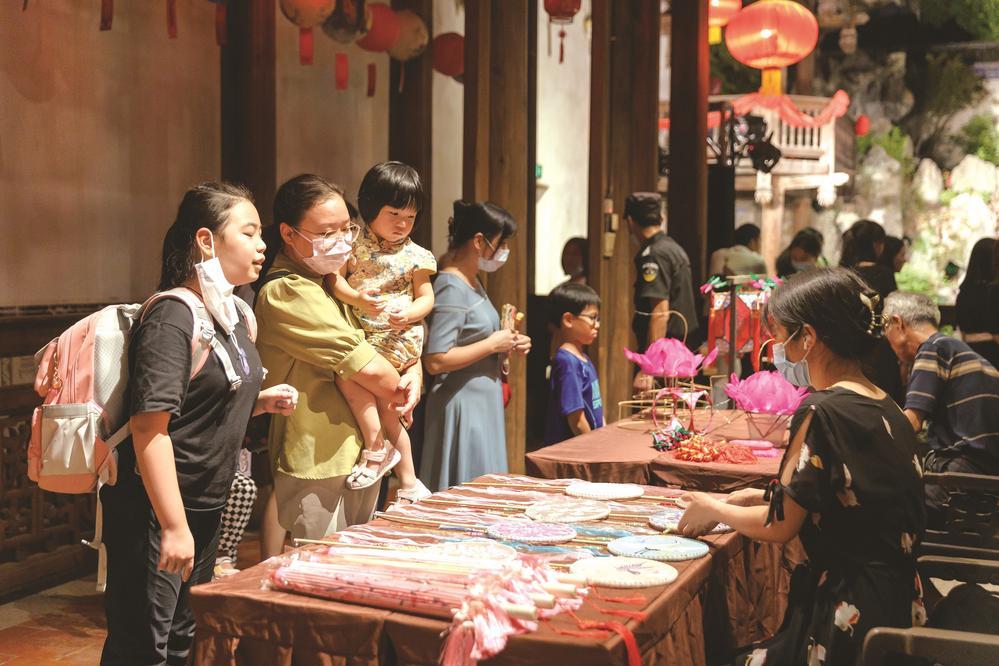 夏夜,市民来到福建民俗博物馆感受传统手工艺魅力.