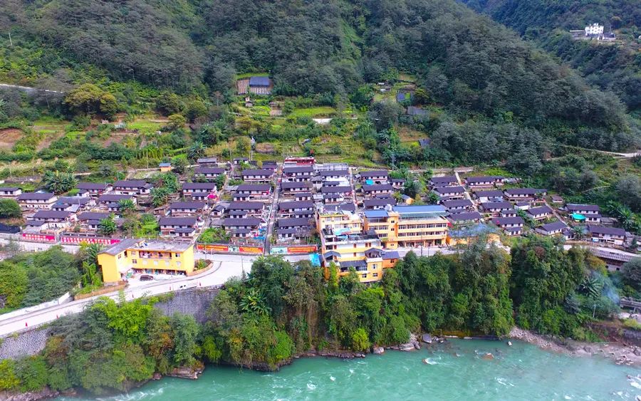 云南省怒江傈僳族自治州独龙江畔的村庄.(新华网发 赵普凡 摄)