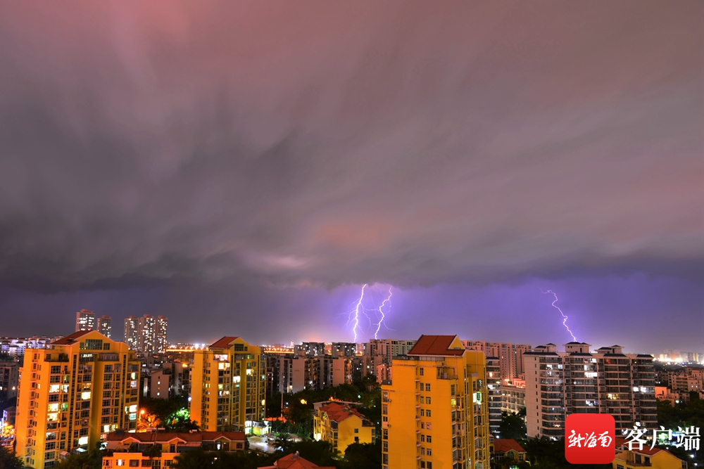 组图丨海口出现雷雨大风天气