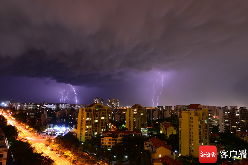 5月23日晚,海口天空电闪雷鸣.记者 陈卫东 摄