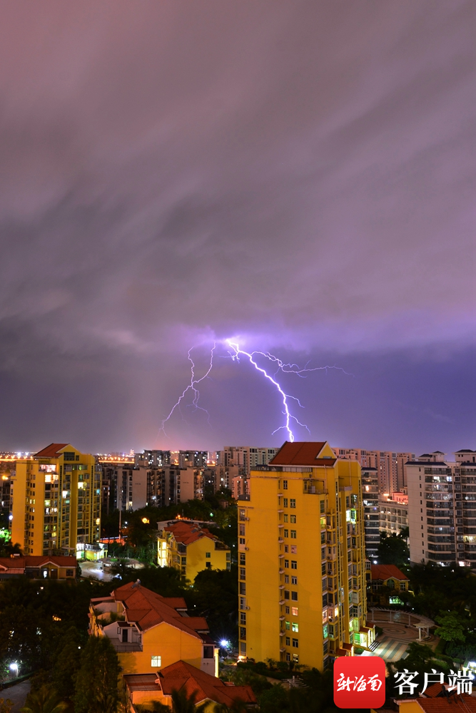 组图丨海口出现雷雨大风天气