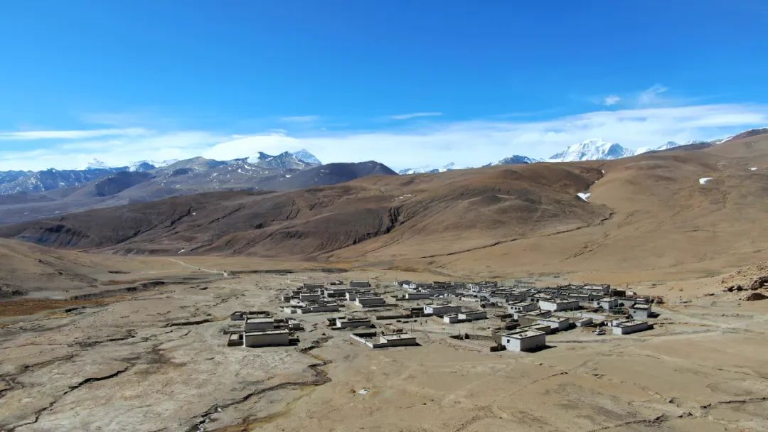 4月23日拍摄的珠峰脚下的日喀则市定日县扎西宗乡藏普村(无人机照片