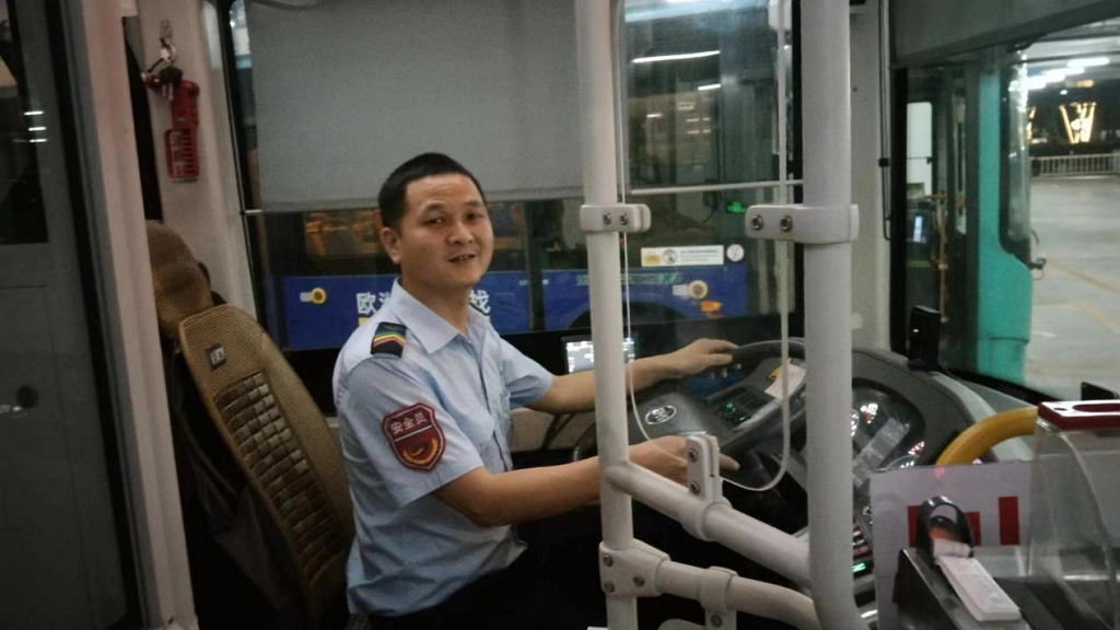 暖新闻|小儿麻痹乘客拄拐上车难 深圳巴士公交司机俯下身来|公交司机