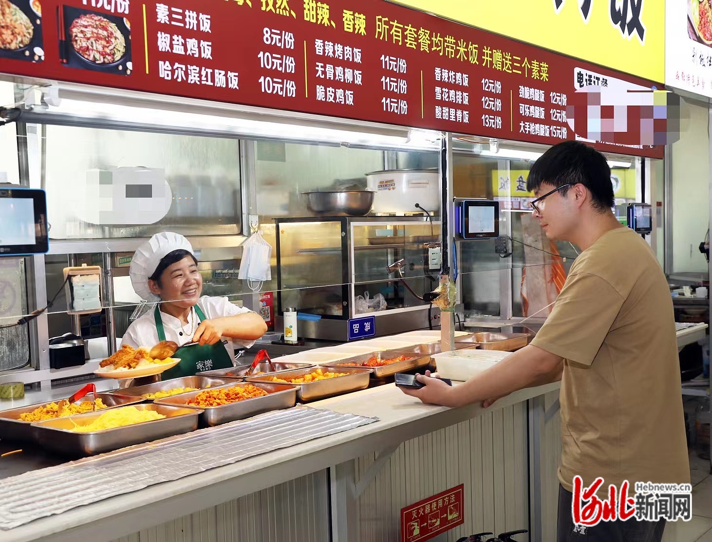 河北一高校食堂阿姨给学生打饭连喊7句宝贝火上热搜,她说打心底里把