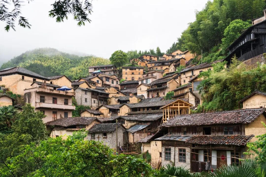 图为陈家铺村,像极了一座用黄泥,黑瓦堆砌的"小布达拉宫"