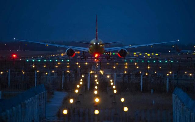 各式助航灯光引导飞行员在夜晚平安起降.新京报记者 陶冉 摄