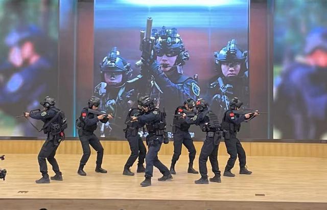 中国人民公安大学特警表演《利刃出击》.新京报记者 冯琪 摄