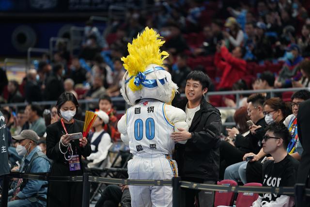 五棵松体育馆，霹雳鸭与到场观战的相声演员张九龄热情拥抱。 新京报记者 王飞 摄