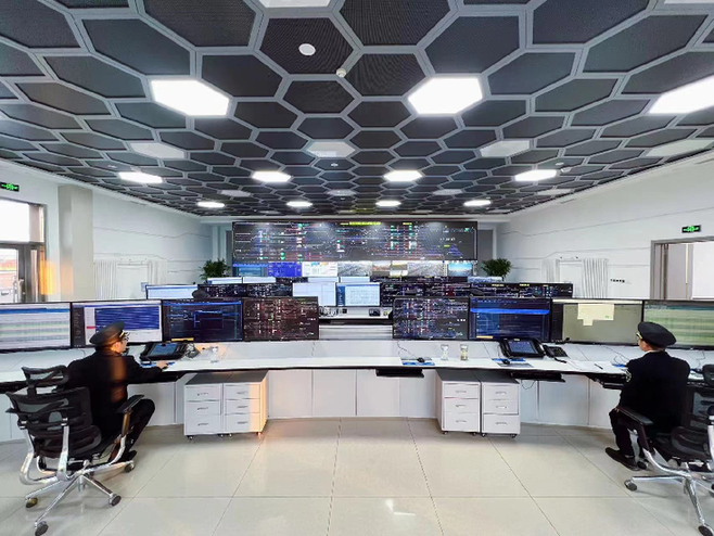 图为国家能源集团黄骅港站值班员指挥行车作业