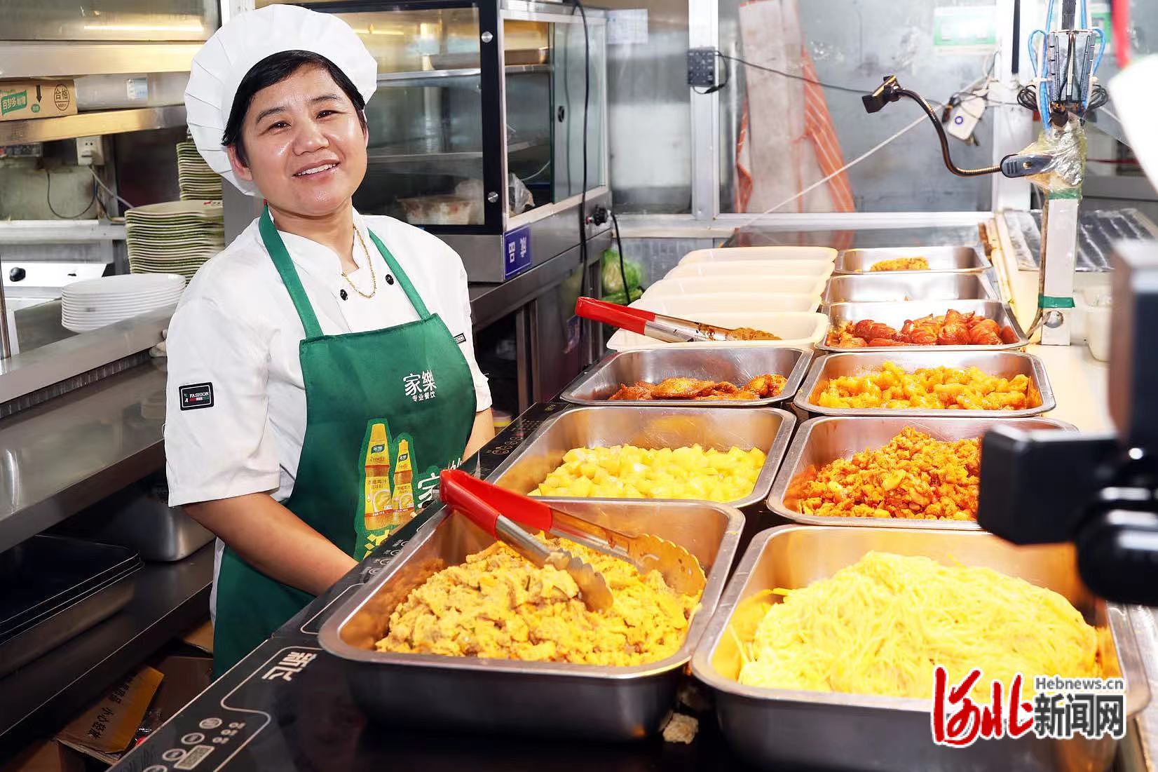 河北一高校食堂阿姨给学生打饭连喊7句宝贝火上热搜,她说打心底里把