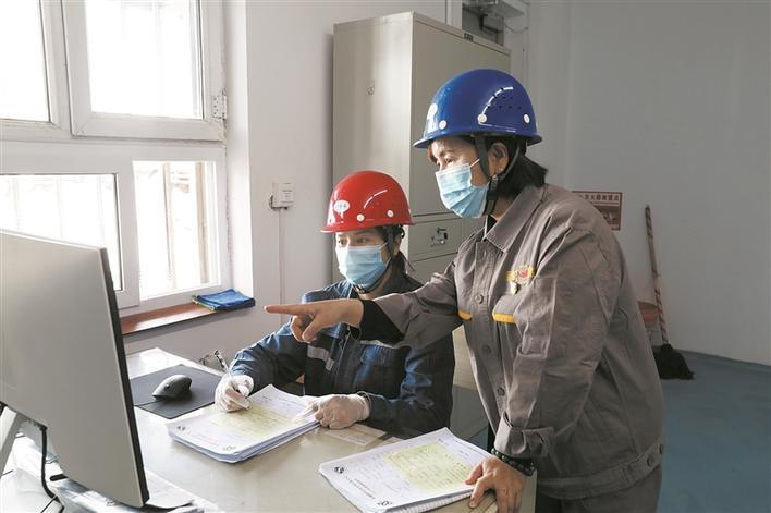 在雁池科技发展有限公司水泥发货室化验室,工作人员在检查包装车间